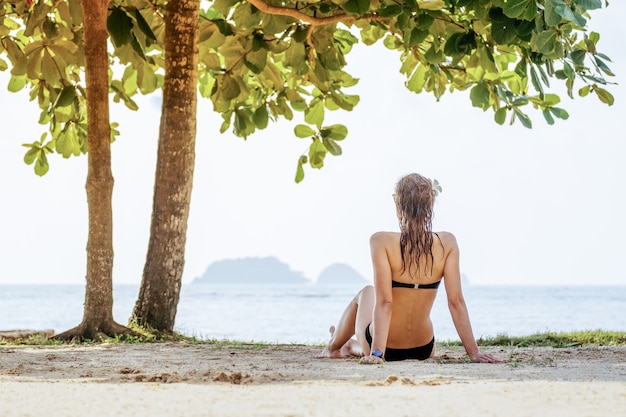 Sexy fit Frau im Bikini am Strand