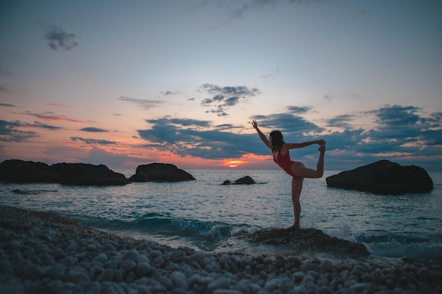 Sexy Frau genießt Blick auf den Sonnenuntergang über dem Meer kopieren Raum Griechenland Urlaub Insel Lefkada