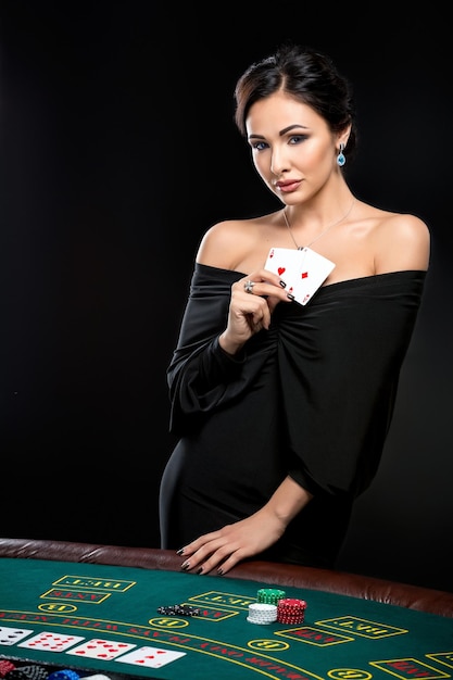 Sexy Frau mit Pokerkarten und Chips