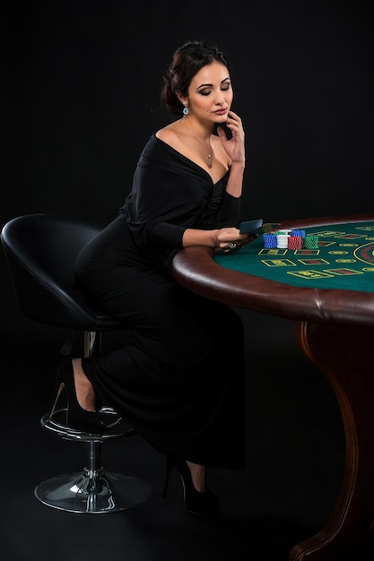 Sexy Frau mit Pokerkarten und Chips