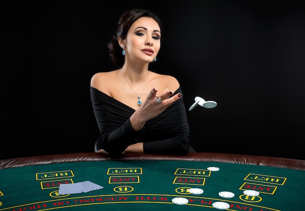 Sexy Frau mit Pokerkarten und Chips