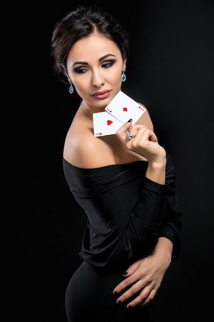 Sexy Frau mit Pokerkarten