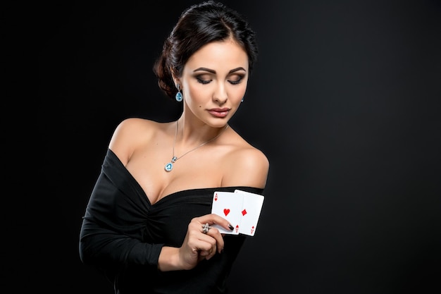 Sexy Frau mit Pokerkarten