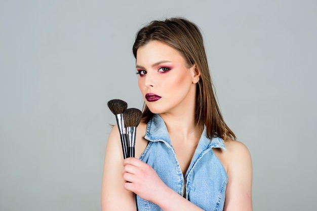 Sexy Frau mit professionellem Make-up-Pinsel Mode-Make-up-Gesicht sexy Frau mit langem Haar Stil Sexualität Hautpflege Kosmetik Schönheit Friseursalon Lippenstift und Lidschatten Ich bin sexy