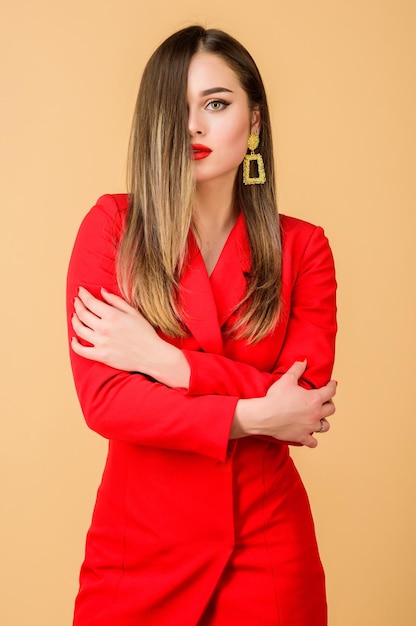 Sexy Frau mit professionellem Make-up Schönheit und Mode Haare Schönheit und Friseursalon Schmuck Ohrringe Mädchen in roter Jacke Modeporträt der eleganten Frau Hüfte und stilvoll