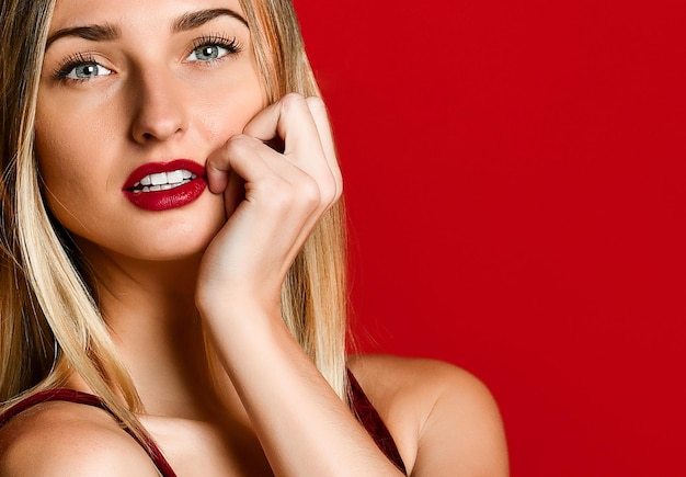 Sexy Frauen modellieren Mädchen in der Liebe zum Valentinstag mit roten Lippen, die erstaunliche blaue Augen betäuben