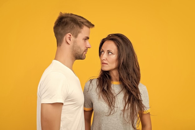 Sexy hombre y mujer juntos en camisa a cuadros sobre fondo amarillo amor