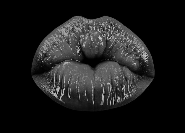 Sexy Lippen küssen sinnlich plump küssen Mund Leidenschaft Küsse Frau auf schwarzem Hintergrund geküsst