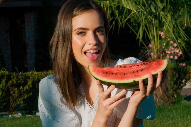 Sexy Mädchen, das ein Porträt der Wassermelone im Freien der sexy Wassermelone des schönen Modellsommers der jungen Frau isst