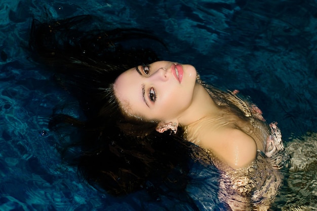 Sexy Mädchen im Pool auf Malediven Sommerurlaub und Schwimmen im Meer entspannen im Spa