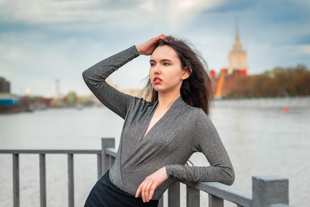 Sexy Mädchen in einem schwarzen Rock auf dem Pier