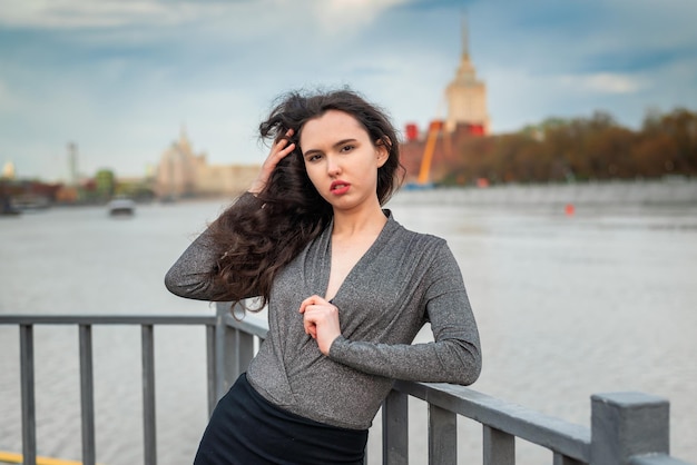 Sexy Mädchen in einem schwarzen Rock auf dem Pier