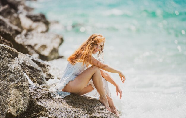 Sexy Mädchen mit perfektem Körper auf dem tropischen Sommerstrand sexy Frau auf Meer sinnliche weibliche vorbildliche Posi