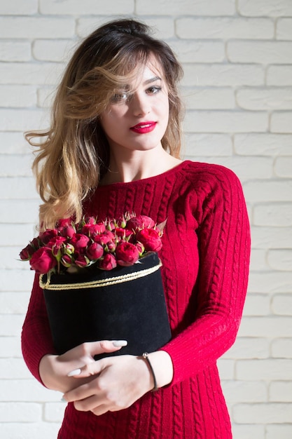 Sexy Mädchen mit roten Rosen