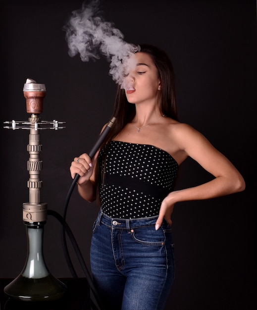 Sexy Mädchen raucht Wasserpfeife Shisha Das Vergnügen des Rauchens