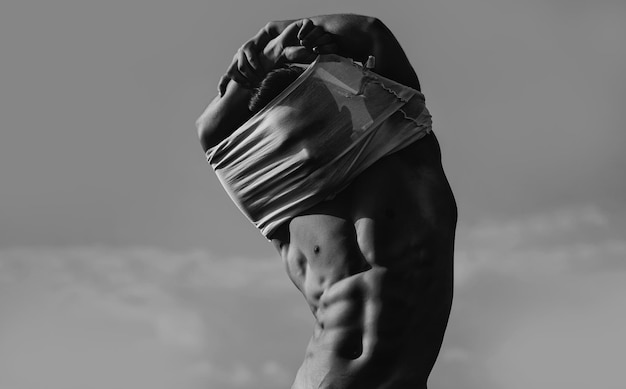 Foto sexy mann mit muskulösem körper und nacktem oberkörper muskulöser hemdloser mann attraktiver kerl athletischer mann fitnes