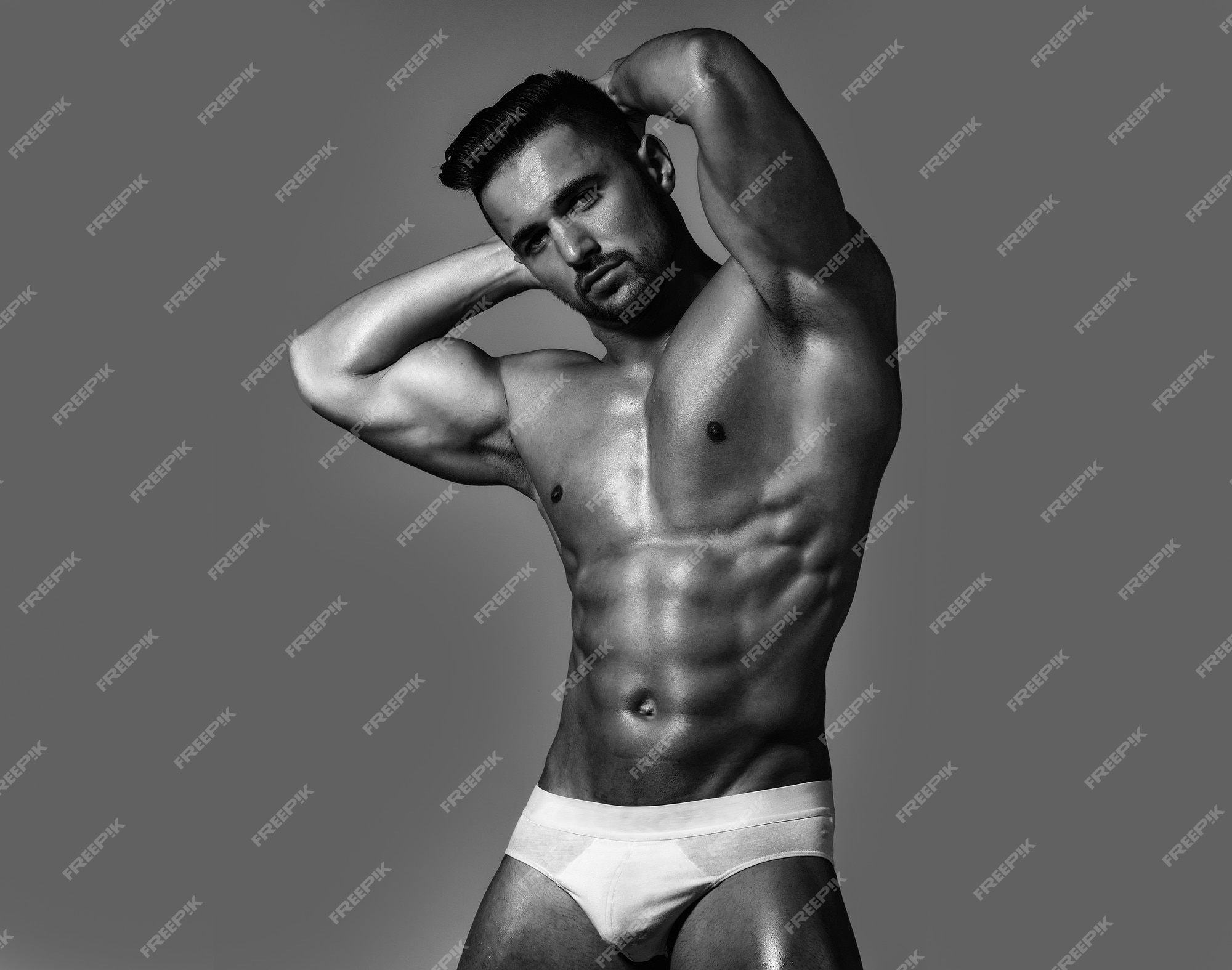 Sexy modelo masculino cuerpo desnudo hombre en bragas de ropa interior blanca | Foto Premium