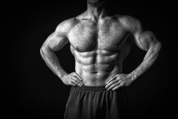 Sexy muskulöser männlicher Torso und Körper mit behaarter Brust eines gutaussehenden Macho-Mannes oder Sportlers, Training oder Training, schwarz und weiß