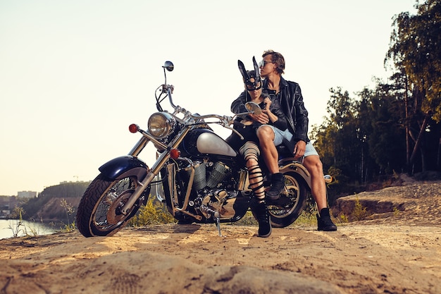 Sexy Paar Biker auf dem Vintage Custom Motorrad, Mädchen in einer Kaninchenmaske