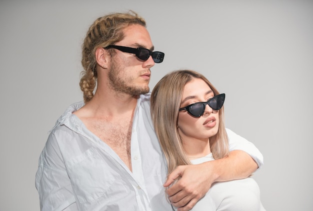 sexy, pareja joven, enamorado, pareja, en, moda, negro, gafas de sol, pareja joven, posar, con, gafas de sol, stu