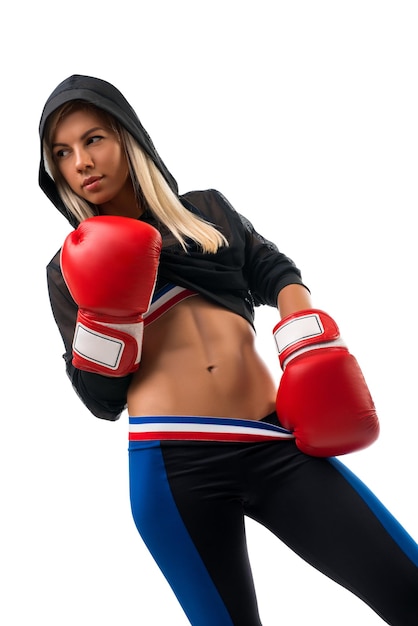 Sexy rubia en ropa deportiva y guantes de boxeo vista