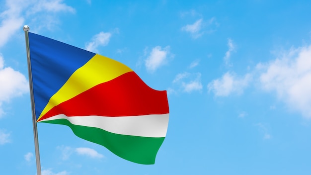 Seychellen Flagge auf Pole. Blauer Himmel. Nationalflagge der Seychellen