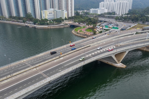 Sha Tin, Hong Kong 17 de março de 2019: A rodovia de Hong Kong passa pelo rio