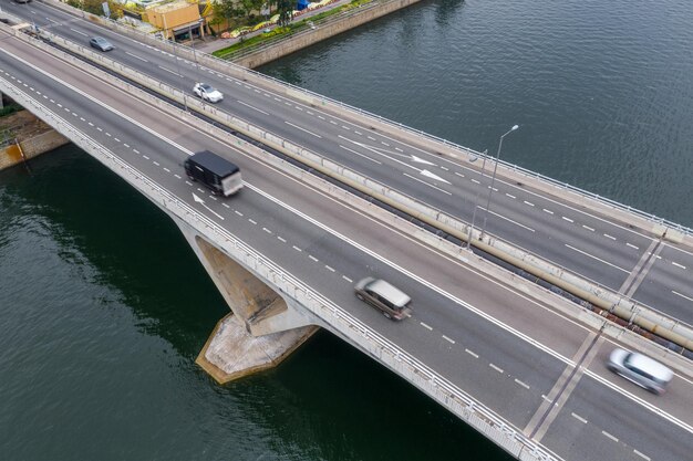 Sha Tin, Hong Kong 17 de marzo de 2019: la autopista de Hong Kong pasa el río