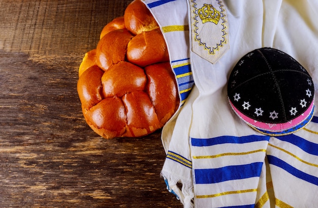 Foto shabat com pão challah em uma mesa de madeira