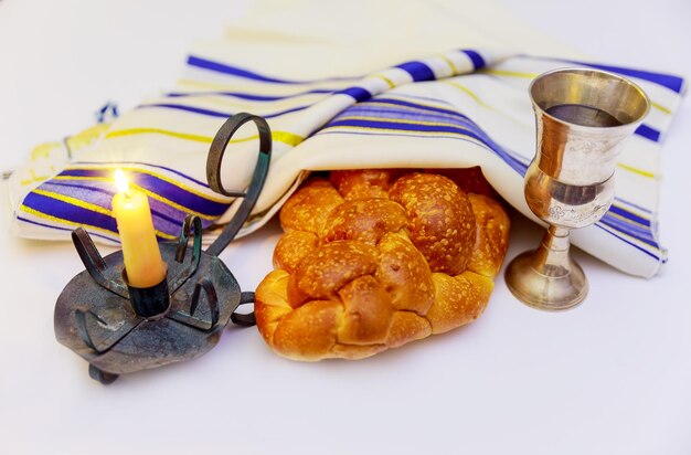 Shabat imagem challah pão vinho de shabbat e candelas na sobreposição de brilho de mesa de madeira