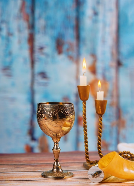Foto shabat jalá pan vino y velas en la mesa de madera