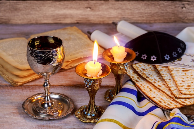 Shabat Shalom - ritual tradicional judío pan de jalá,