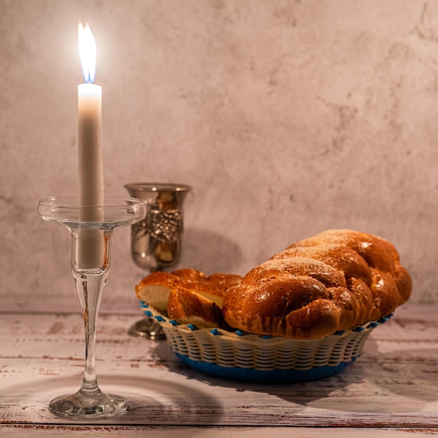 Shabbat Shalom challah pan shabat vino y velas en mesa de madera