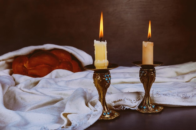 Shabbat shalom ritual tradicional do sábado judeu caseiro chalá recém-assado santo sábado