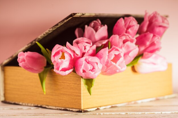 Shabby Chic Dekoration - rosa Tulpen im Vintage-Buch