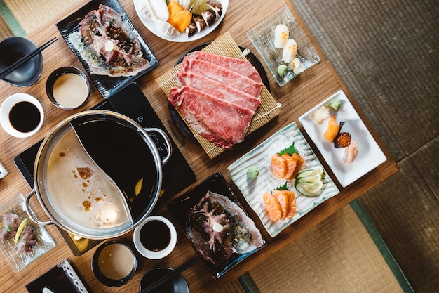 Shabu incluye rebanadas raras Wagyu A5, Shabu shoyu y base clara, salmón, sushi.