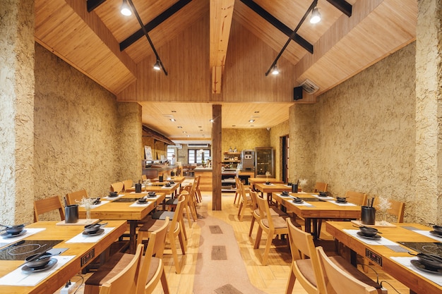 Shabu moderno e restaurante Sukiyaki decorado com madeira e concreto, quente e acolhedor.