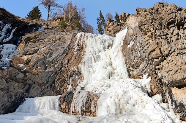 Shae agua helada en la cascada en la República de Altái. Siberia, Rusia. Heladas severas.