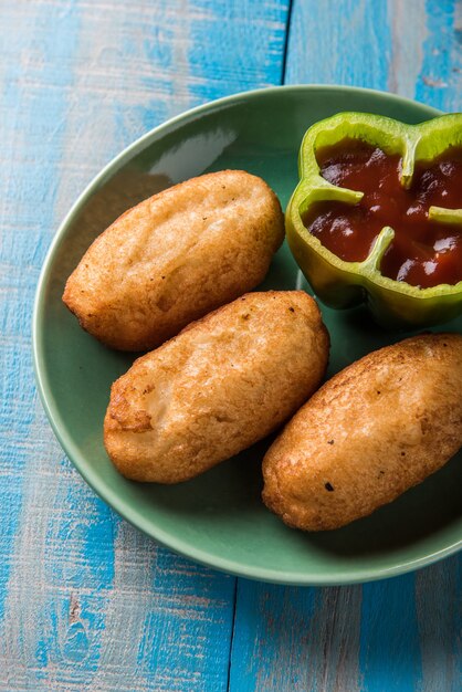 Foto shahi bread roll é uma receita de lanche rápido da índia em que a batata é recheada em um pão e depois frita em óleo