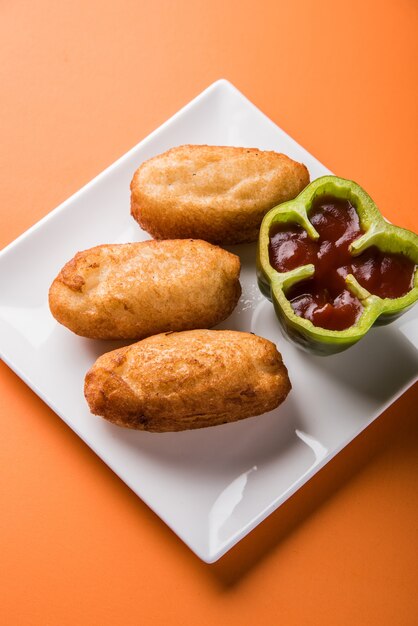 Shahi Bread Roll es una receta rápida de bocadillos de la India en la que la papa se rellena en un rollo de pan y luego se fríe en aceite.