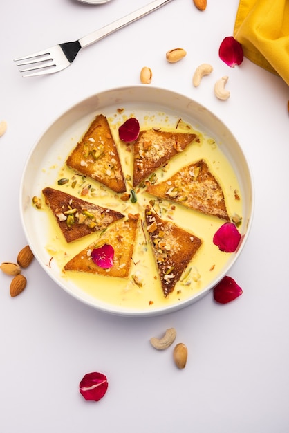 Shahi tukda o tukra también conocido como doble ka meetha es un postre indio rico y festivo hecho con pan, ghee, azúcar, leche y nueces.