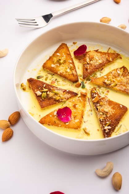 Shahi tukda o tukra también conocido como doble ka meetha es un postre indio rico y festivo hecho con pan, ghee, azúcar, leche y nueces.