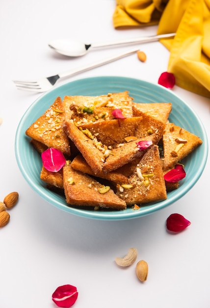 Shahi tukda o tukra también conocido como doble ka meetha es un postre indio rico y festivo hecho con pan, ghee, azúcar, leche y nueces.