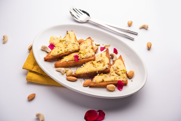 Shahi tukda o tukra también conocido como doble ka meetha es un postre indio rico y festivo hecho con pan, ghee, azúcar, leche y nueces.