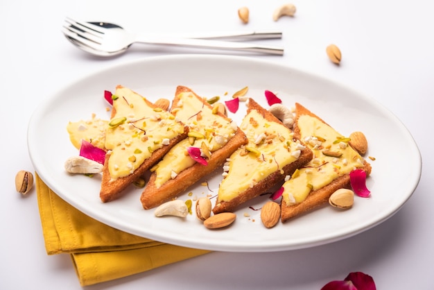 Shahi tukda o tukra también conocido como doble ka meetha es un postre indio rico y festivo hecho con pan, ghee, azúcar, leche y nueces.