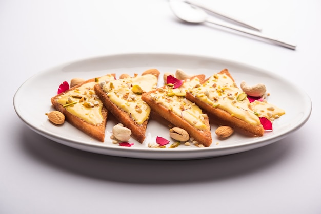 Shahi tukda o tukra también conocido como doble ka meetha es un postre indio rico y festivo hecho con pan, ghee, azúcar, leche y nueces.