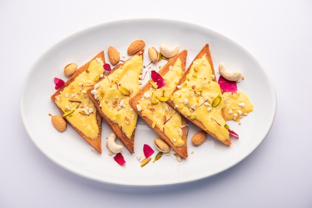 Shahi tukda o tukra también conocido como doble ka meetha es un postre indio rico y festivo hecho con pan, ghee, azúcar, leche y nueces.