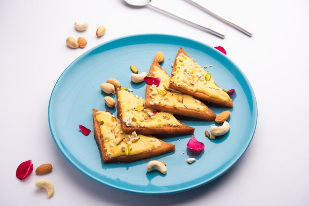 Shahi tukda o tukra también conocido como doble ka meetha es un postre indio rico y festivo hecho con pan, ghee, azúcar, leche y nueces.