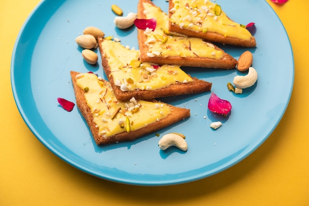 Shahi tukda o tukra también conocido como doble ka meetha es un postre indio rico y festivo hecho con pan, ghee, azúcar, leche y nueces.