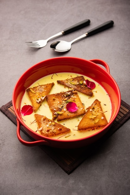 Shahi tukda o tukra también conocido como doble ka meetha es un postre indio rico y festivo hecho con pan, ghee, azúcar, leche y nueces.